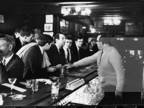 JULIUS BAR BRTENDER SI RIFIUTA DI SERVIRE GAY SECONDO LEGGE DEL 1966